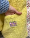 Veste réversible en moumoute jaune et tissu liberty