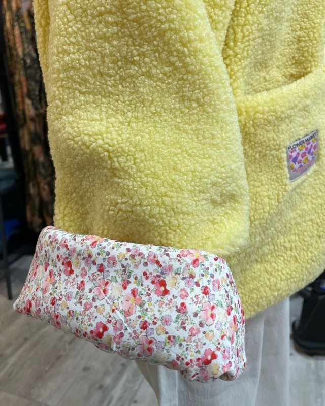 Veste réversible en moumoute jaune et tissu liberty