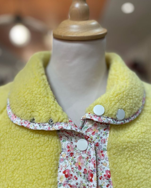 Veste réversible en moumoute jaune et tissu liberty