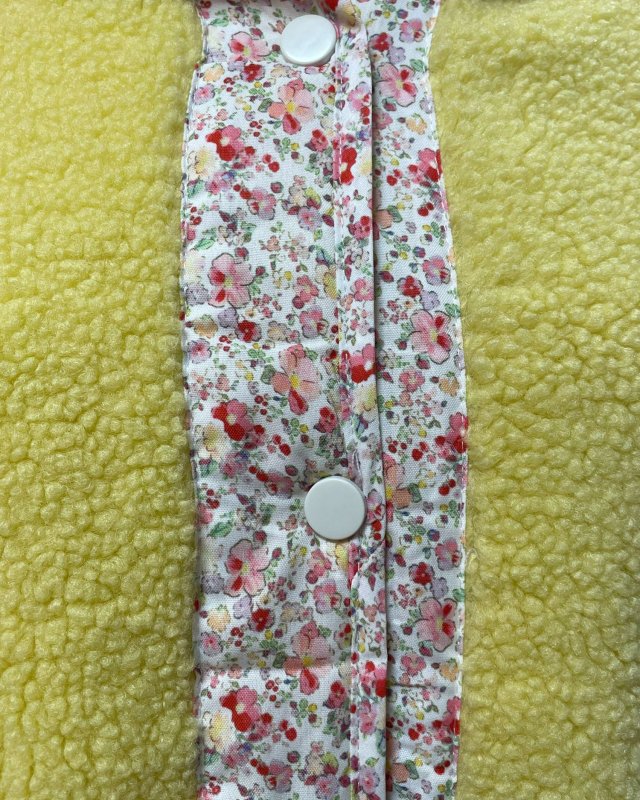Veste réversible en moumoute jaune et tissu liberty