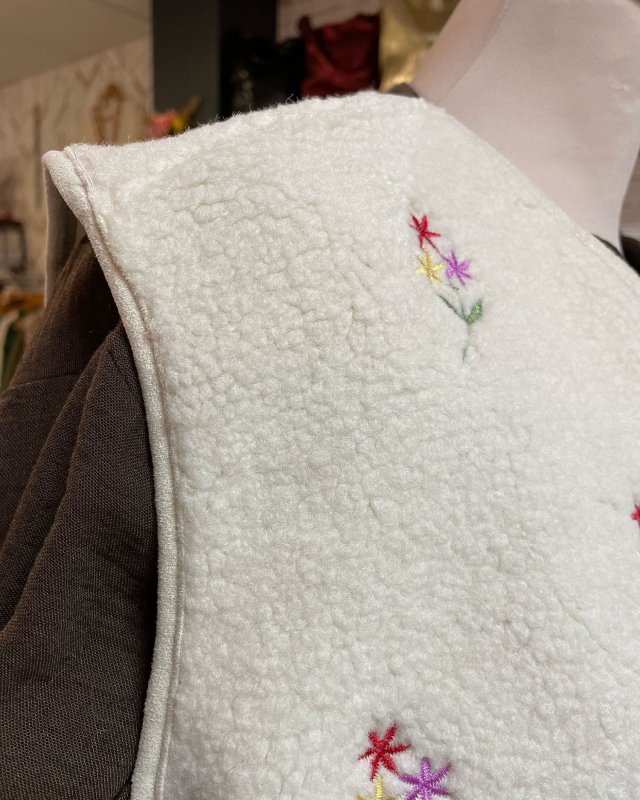 Gilet fleuri sans manches en moumoute écru