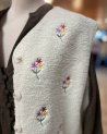 Gilet fleuri sans manches en moumoute écru