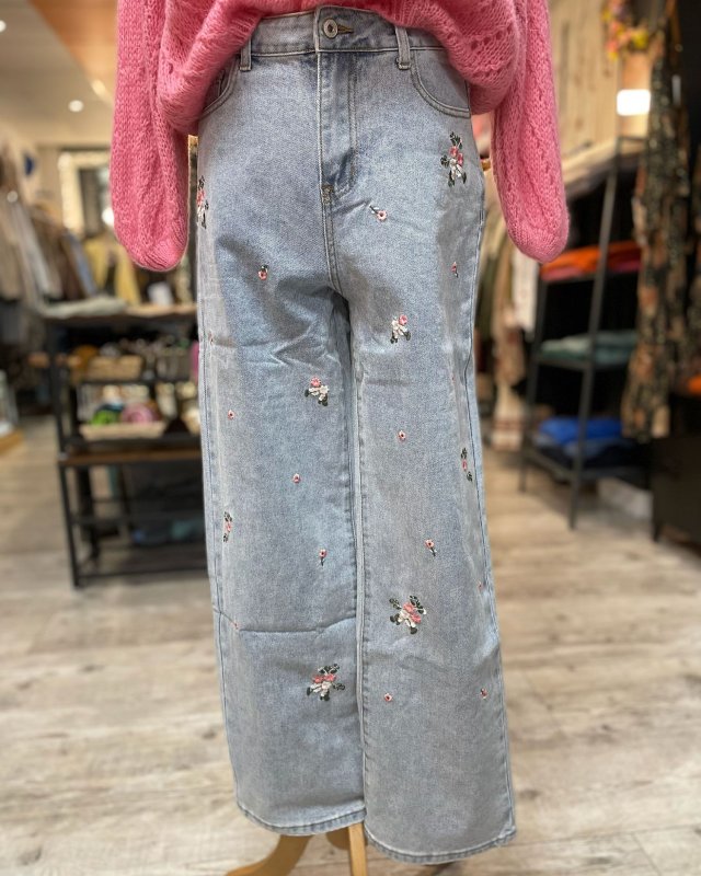 Jean droit à petites fleurs...