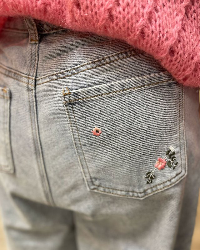 Jean droit à petites fleurs brodées