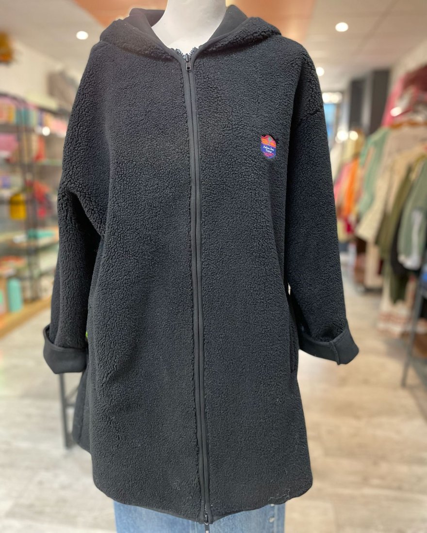 Manteau long en moumoute noire avec une capuche