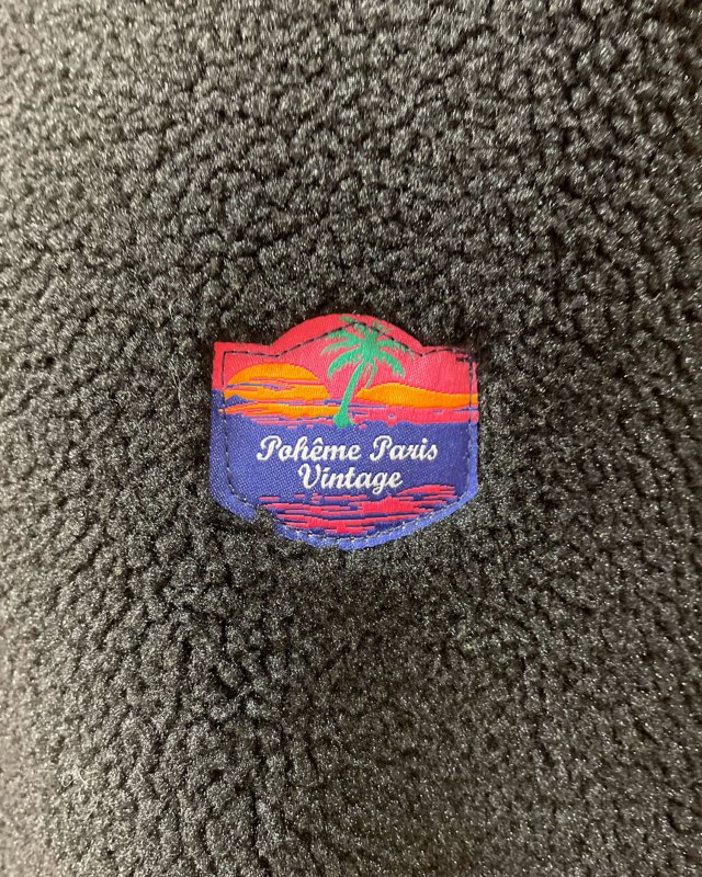 Manteau long en moumoute noire avec une capuche