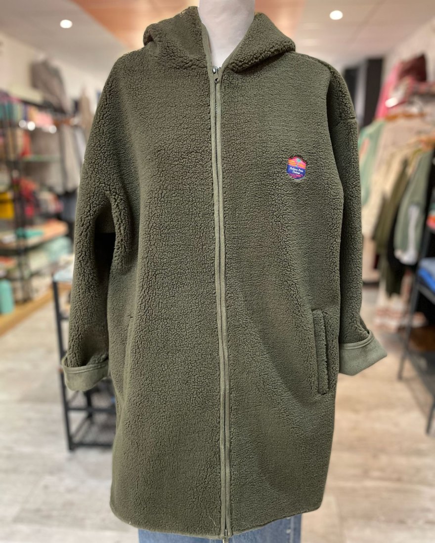 Manteau long en moumoute kaki avec une capuche