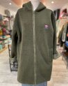 Manteau long en moumoute kaki avec une capuche