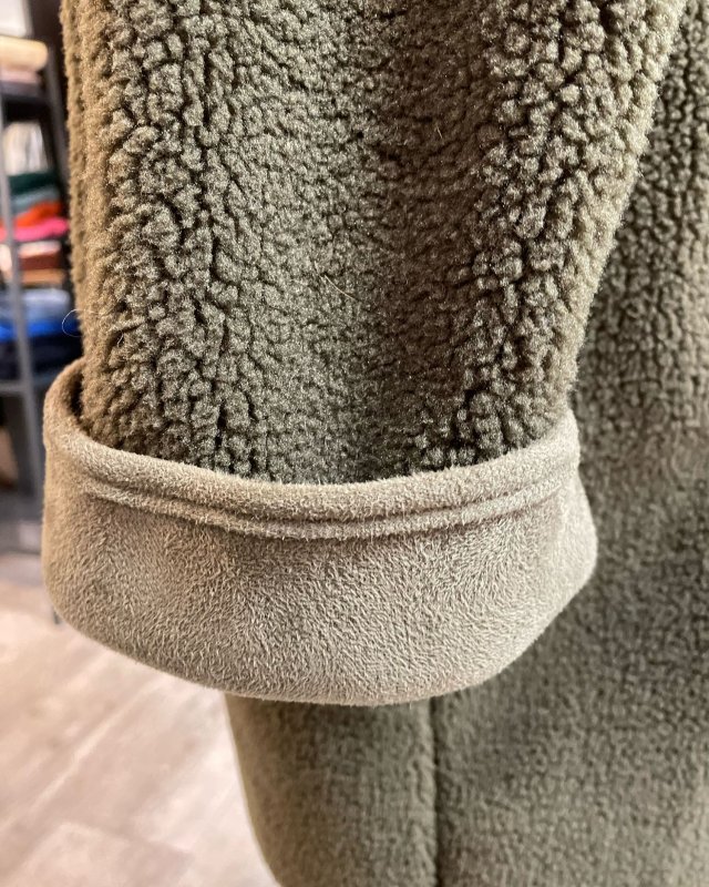 Manteau long en moumoute kaki avec une capuche