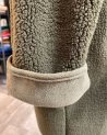 Manteau long en moumoute kaki avec une capuche