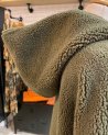 Manteau long en moumoute kaki avec une capuche