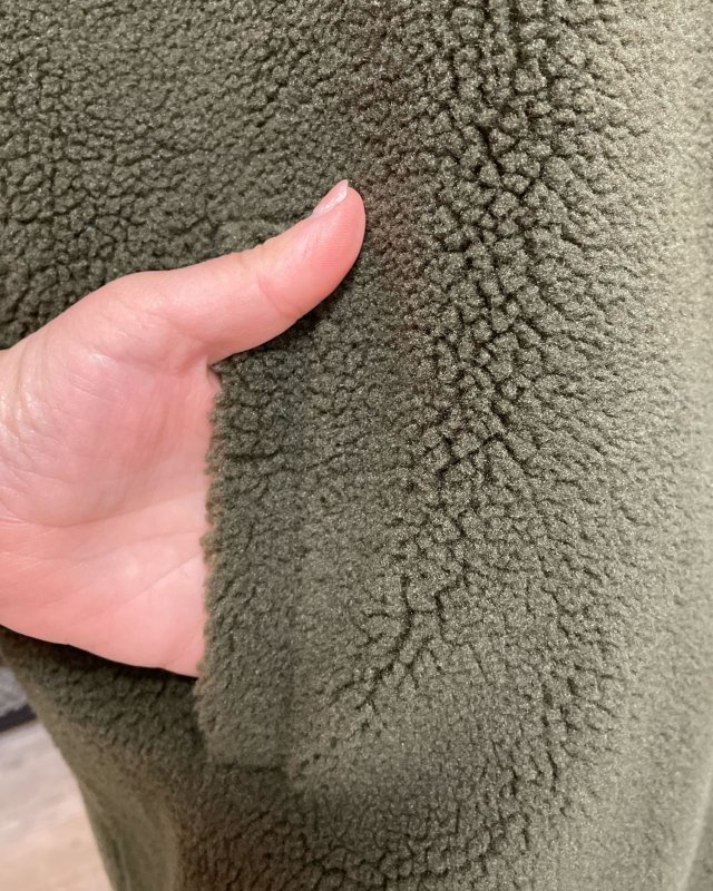 Manteau long en moumoute kaki avec une capuche