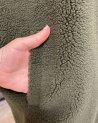 Manteau long en moumoute kaki avec une capuche