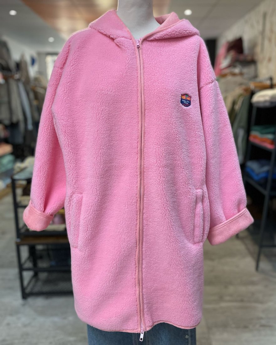Manteau long en moumoute rose avec une capuche