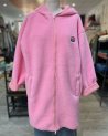 Manteau long en moumoute rose avec une capuche