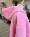Manteau long en moumoute rose avec une capuche