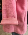 Manteau long en moumoute rose avec une capuche