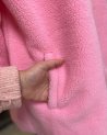 Manteau long en moumoute rose avec une capuche