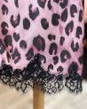 Jupe midi mauve à motif léopard et détails en dentelle