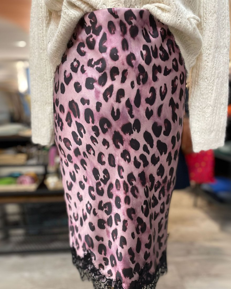 Jupe midi mauve à motif léopard et détails en dentelle