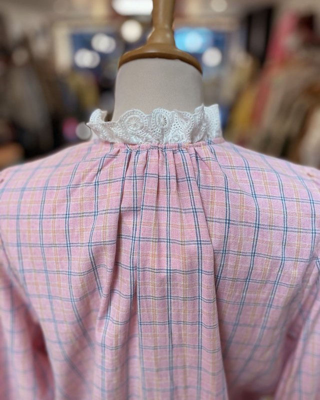 Chemisier rose à carreaux avec un col brodé