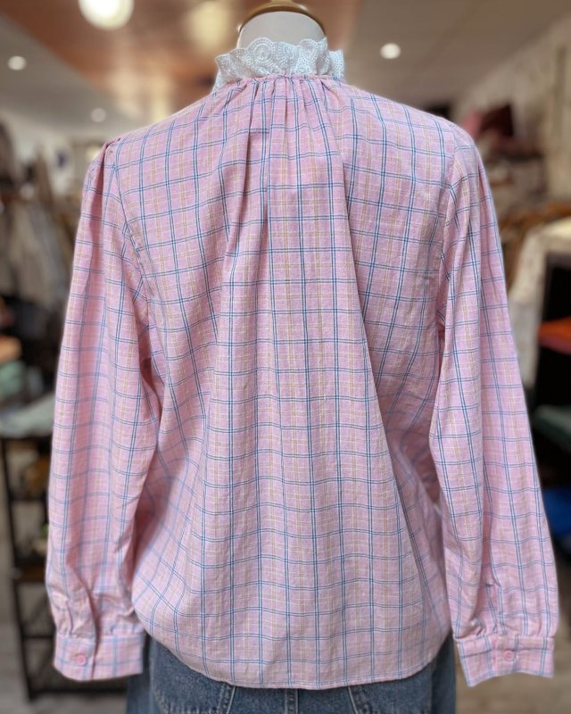 Chemisier rose à carreaux avec un col brodé