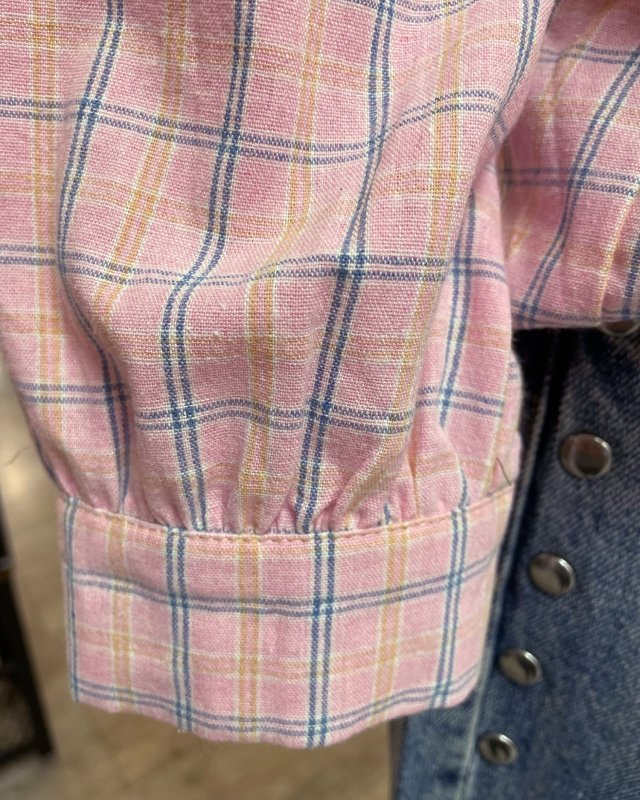 Chemisier rose à carreaux avec un col brodé