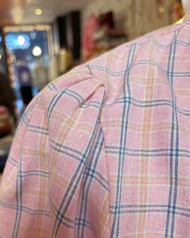 Chemisier rose à carreaux avec un col brodé