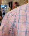 Chemisier rose à carreaux avec un col brodé