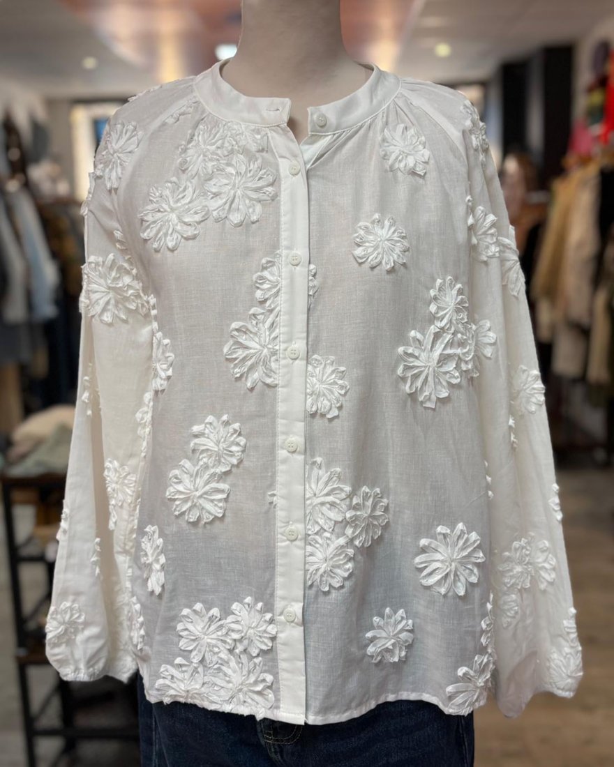 Chemisier blanc avec des fleurs en relief