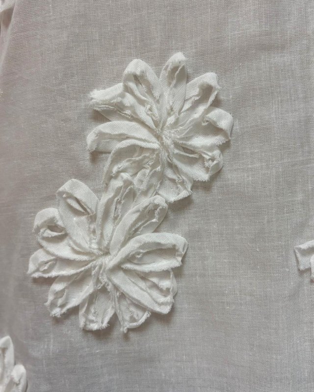 Chemisier blanc avec des fleurs en relief