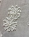 Chemisier blanc avec des fleurs en relief