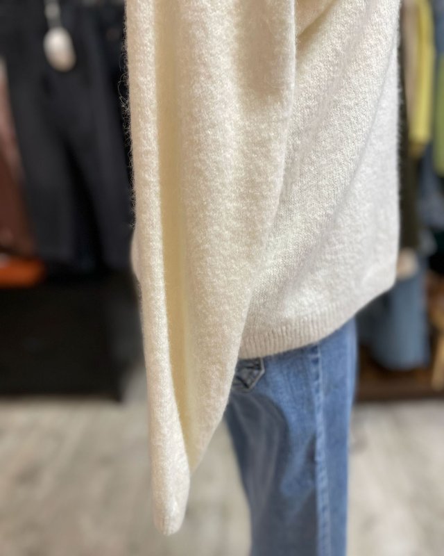 Pull en alpaga avec un col en V côtelé