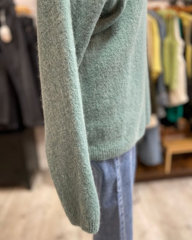 Pull en alpaga avec un col en V côtelé