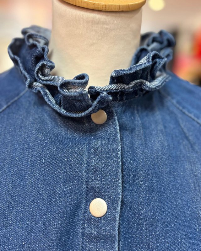 Chemise en denim à col volanté
