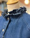 Chemise en denim à col volanté