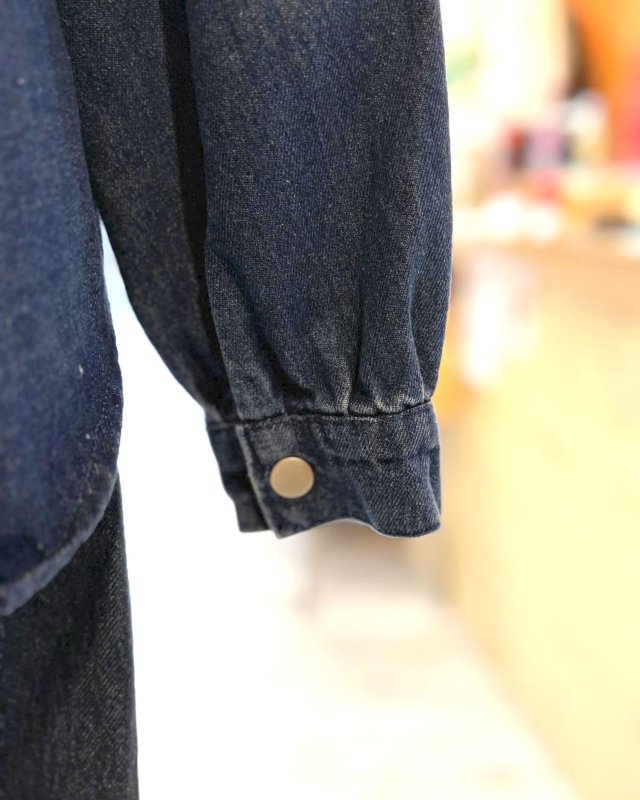 Chemise en denim à col volanté