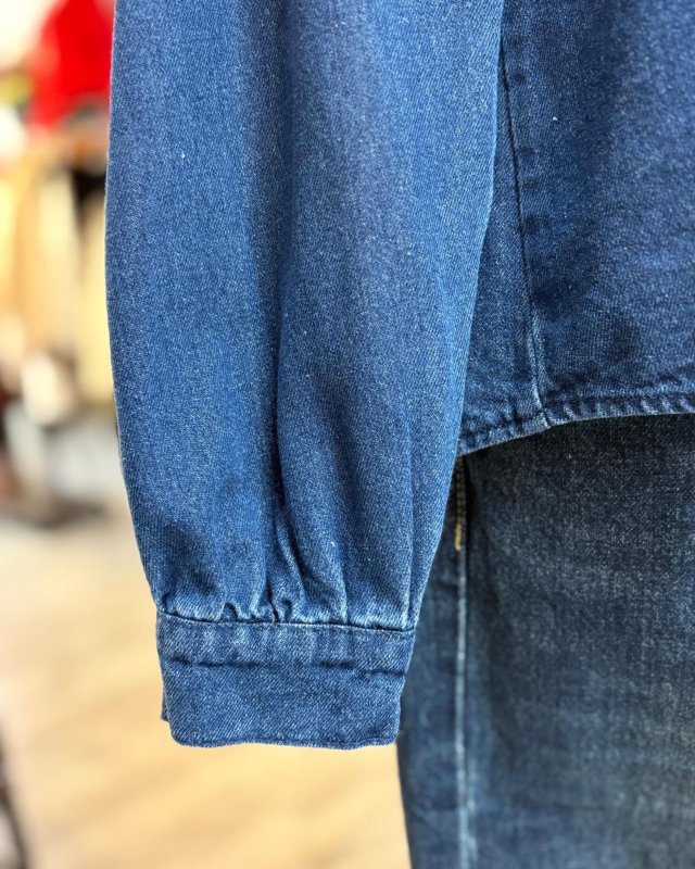 Chemise en denim à col volanté