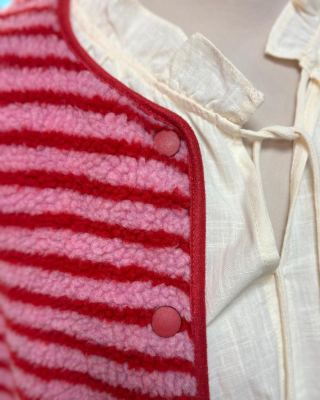 Gilet sans manches rayé rose et rouge