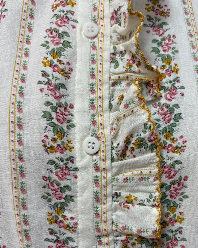 Chemisier fleuri à rayures et volants