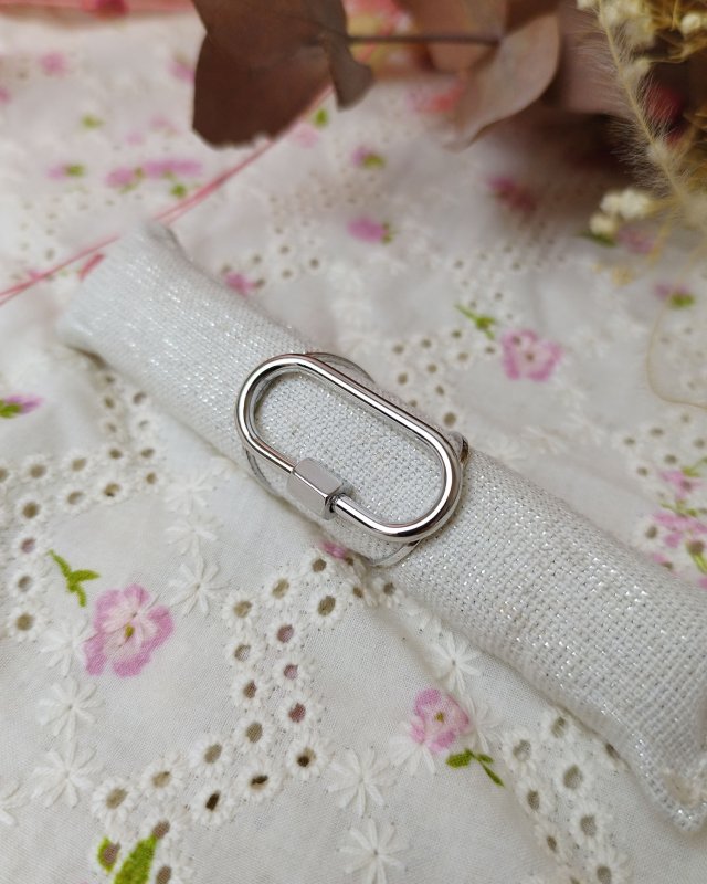 Bague argentée au design ovale