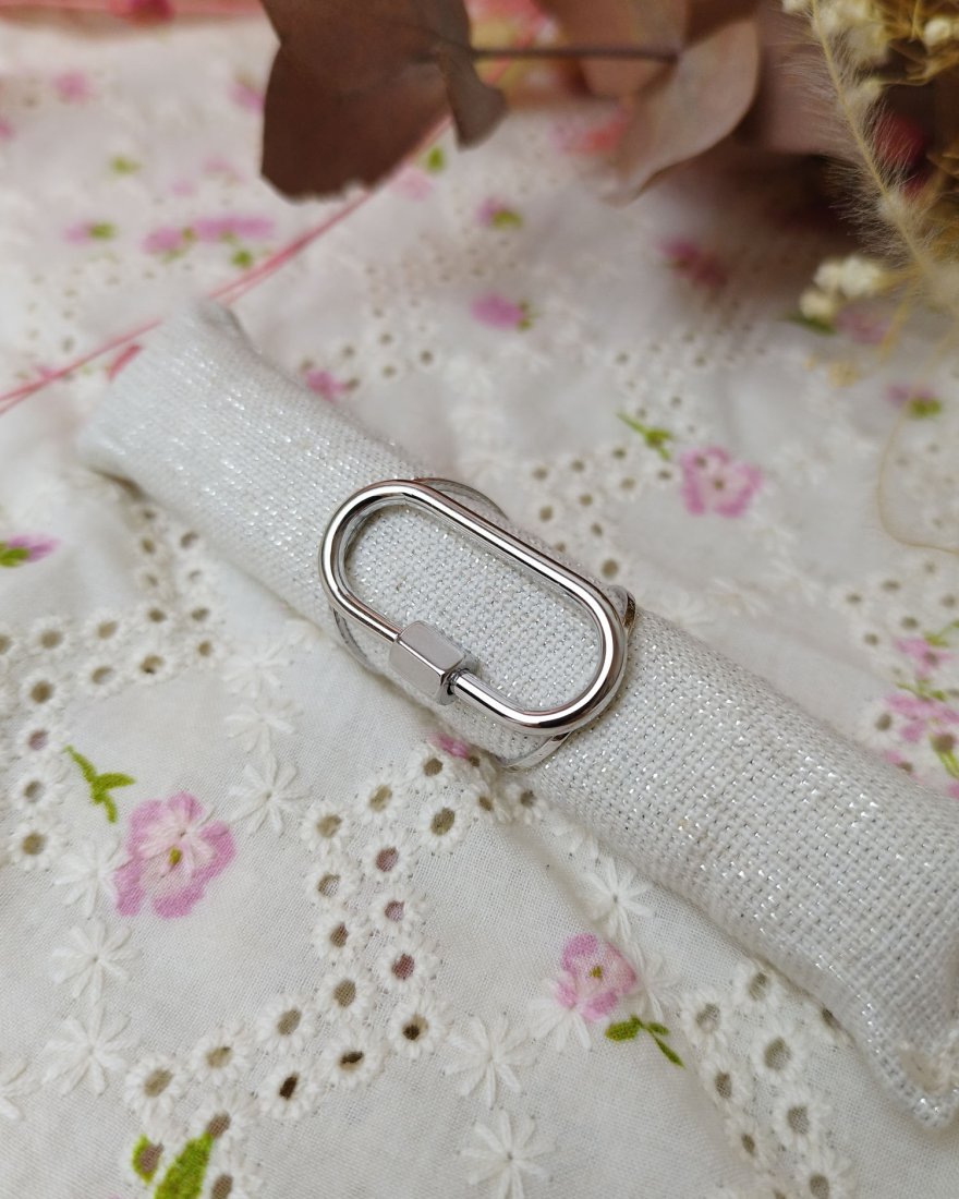 Bague argentée au design ovale