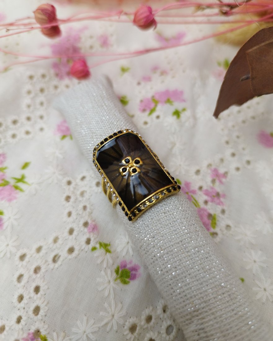 Bague rectangulaire en émail marron avec des petits strass