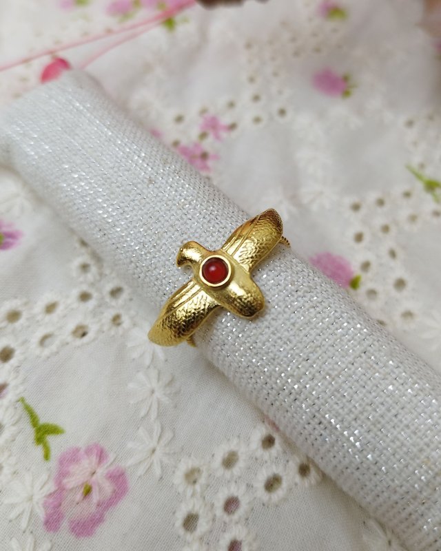 Bague dorée en forme...