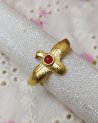 Bague dorée en forme d'aigle avec une pierre orange