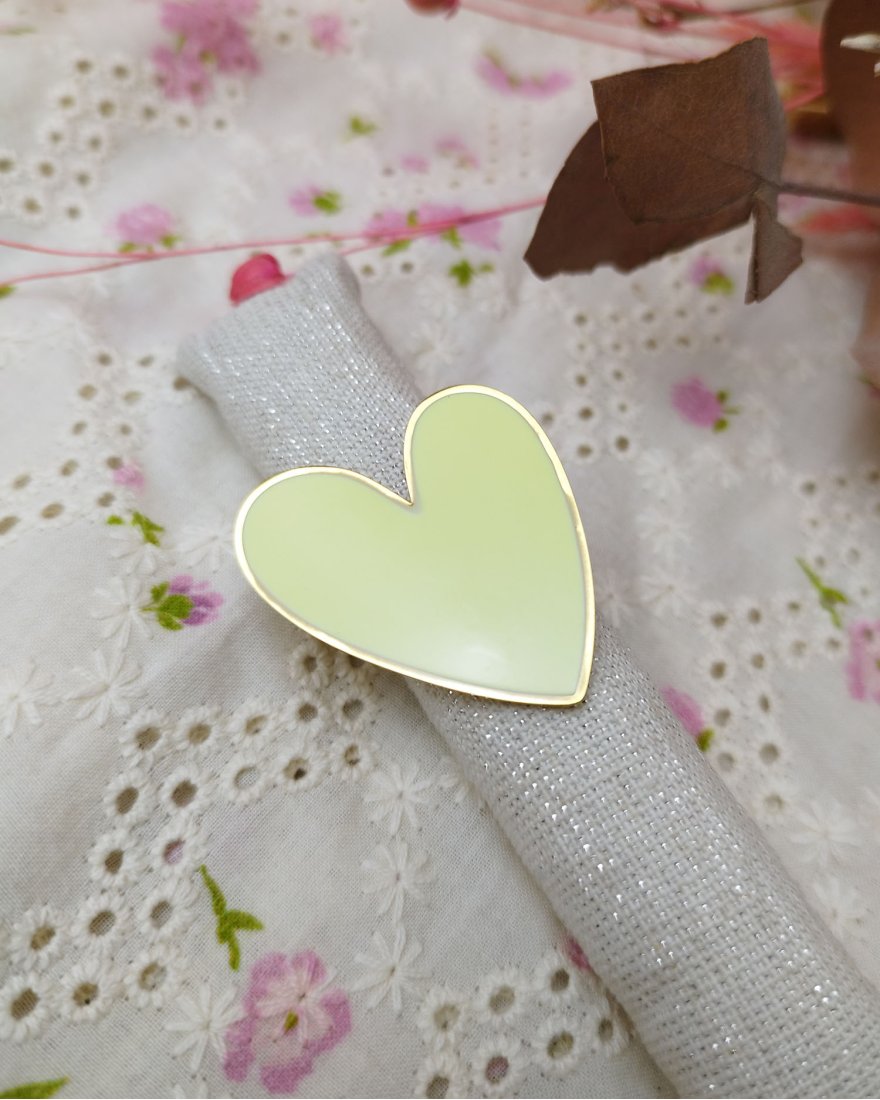 Bague dorée à gros coeur jaune pastel
