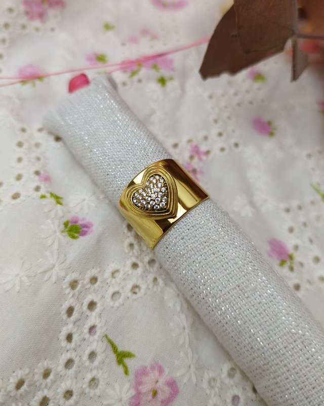 Bague large dorée avec un...