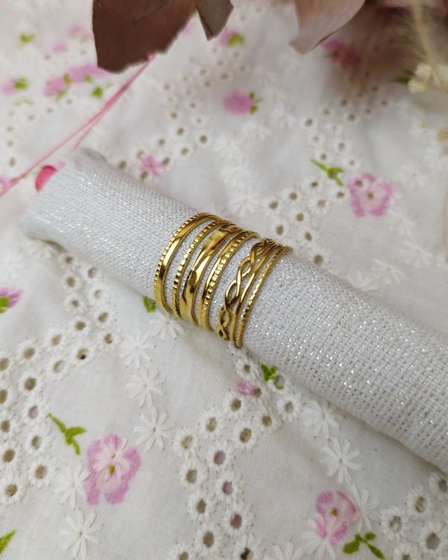 Bague dorée à multi-rangs...