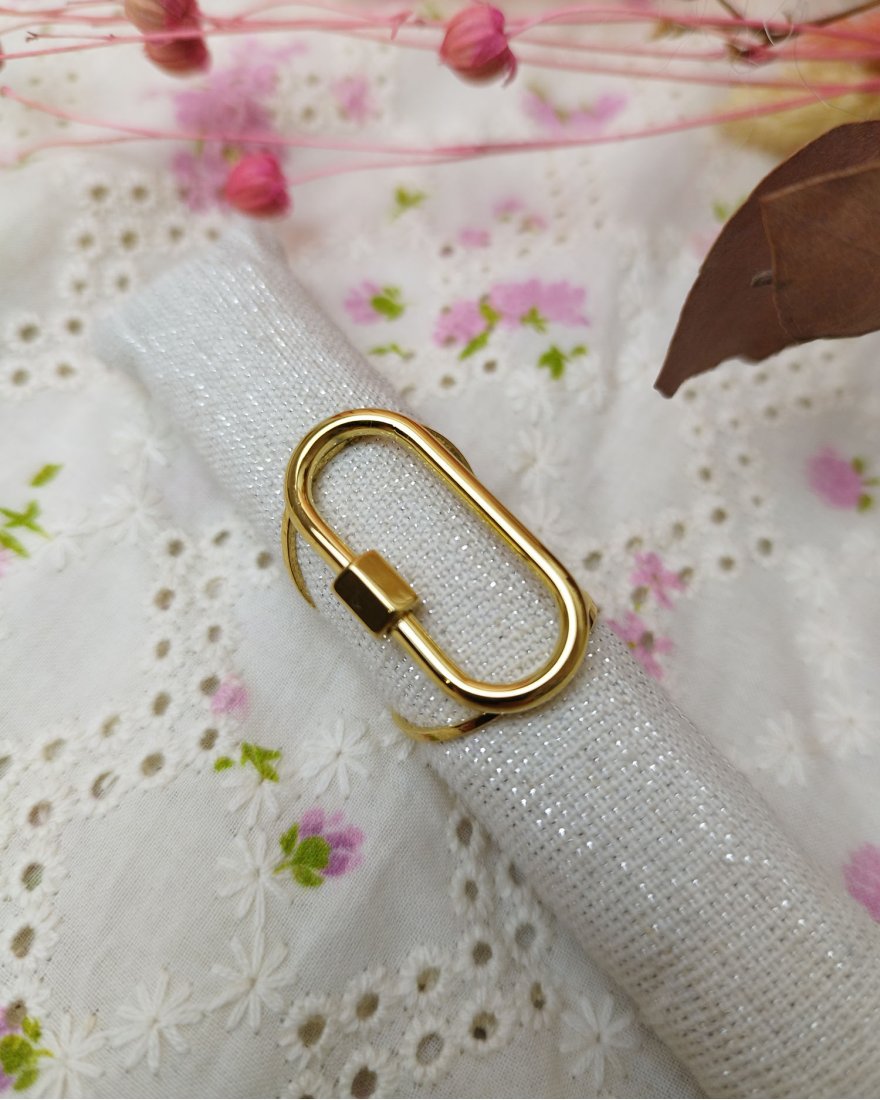Bague dorée au design ovale
