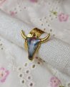 Bague dorée à pampille crâne de buffle